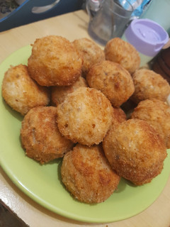 Una foto de Croquetas de arroz rellenas