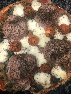 Una foto de 388. Pizza de base de coliflor de solomillo y mozzarella (principal carne)