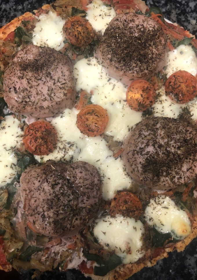 Una foto de 388. Pizza de base de coliflor de solomillo y mozzarella (principal carne)