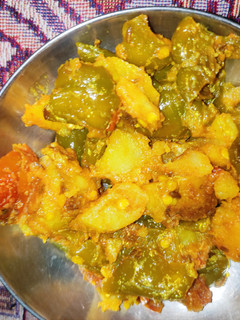 आलू शिमला मिर्च की सब्जी (aloo shimla mirch ki sabzi recipe in Hindi) रेसिपी मुख्य फोटो