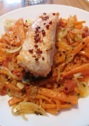 Une photo de Saumon poêlé et ses légumes aux baies roses
