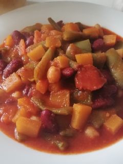 Una foto de Potaje de garbanzos y judías rojas con habichuelas y calabaza