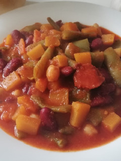 Una foto de Potaje de garbanzos y judías rojas con habichuelas y calabaza