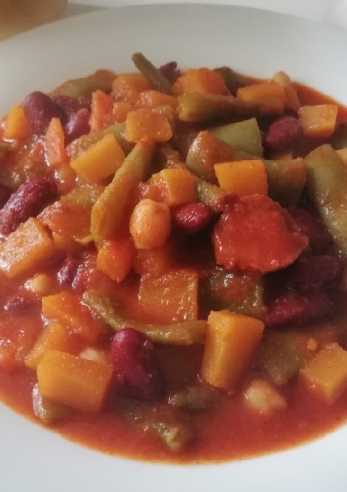 Una foto de Potaje de garbanzos y judías rojas con habichuelas y calabaza