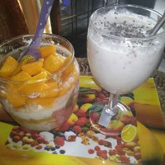 A picture of Summer Mango oats in a mason jar with apple Chia seeds shake.