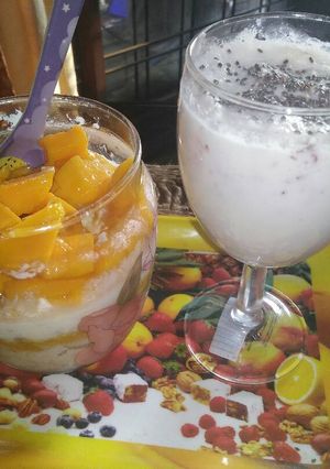A picture of Summer Mango oats in a mason jar with apple Chia seeds shake.