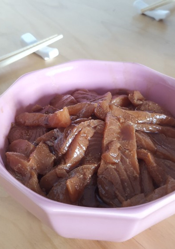 Una foto de Salmón marinado en bol de arroz (Chirashi)