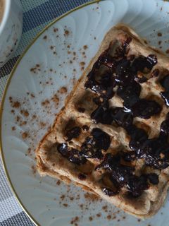 Una foto de Gofres saludables con sirope de chocolate