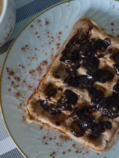 Una foto de Gofres saludables con sirope de chocolate