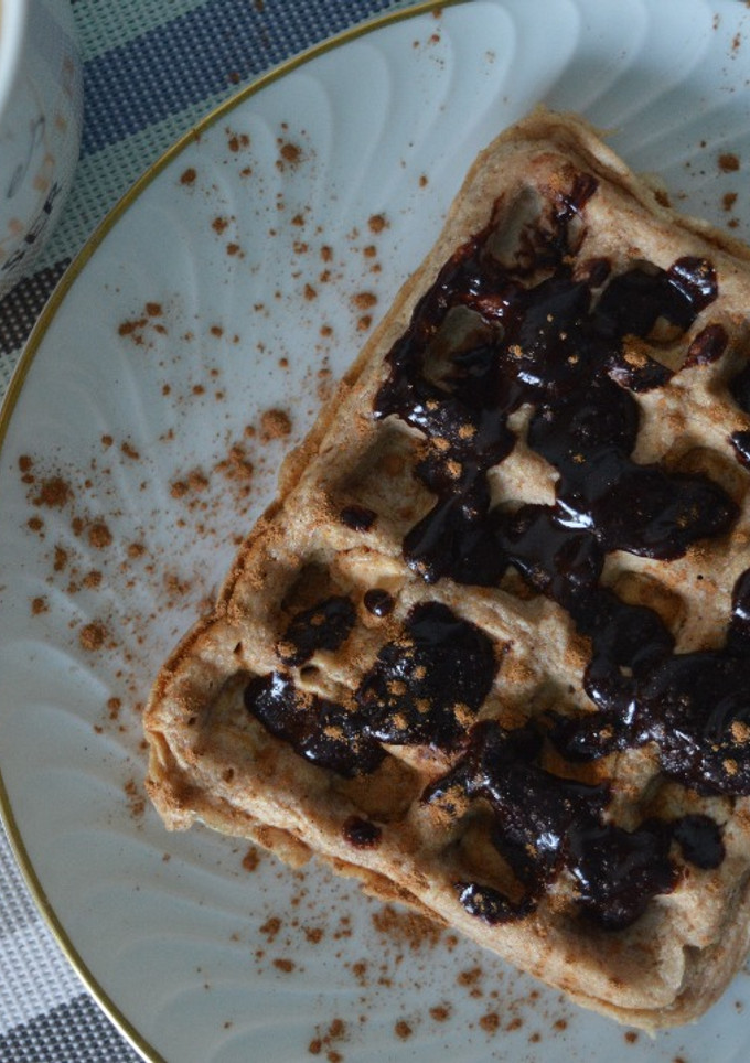 Una foto de Gofres saludables con sirope de chocolate