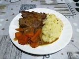 Carne a la cacerola con puré sin escurrir