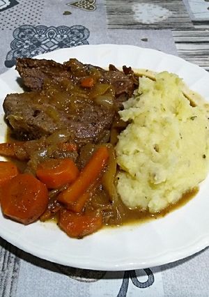 Una foto de Carne a la cacerola con puré sin escurrir