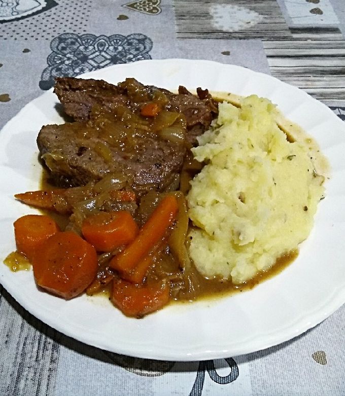 Foto principal de Carne a la cacerola con puré sin escurrir