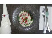 Una foto de chile poblano con crema y granada