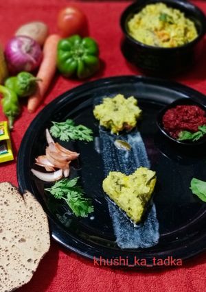 પાલક વેજીટેબલ ખીચડી (Palak Vegetable Khichdi Recipe In Gujarati) રેસીપી મુખ્ય ફોટો