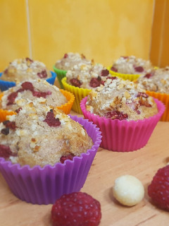 Una foto de Muffins fit de frambuesas y macadamia