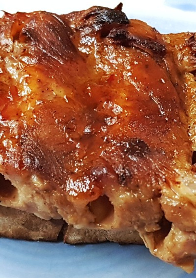 Una foto de Montadito de Costillas de Cerdo con Salsa Agridulce de Chiles