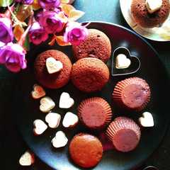 चॉकलेट मफिन्स और चॉकलेट हार्ट्स (chocolate muffins aur chocolate hearts recipe in Hindi) রেসিপির প্রধান ছবি