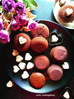 चॉकलेट मफिन्स और चॉकलेट हार्ट्स (chocolate muffins aur chocolate hearts recipe in Hindi) रेसिपी मुख्य फोटो