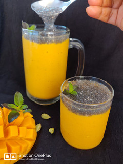 मैंगो स्मूदी विद चिया सीड्स (mango smoothie with chia seeds recipe in Hindi) रेसिपी मुख्य फोटो