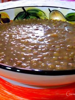 Una foto de Lentejas pardinas con crema de verduras y ras el hanout