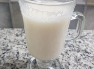 Una foto de Leche de almendras al jengibre