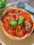 Pizza casera de atún con pimientos del piquillo y queso de cabra