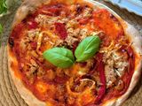 Pizza casera de atún con pimientos del piquillo y queso de cabra