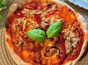 Una foto de pizza de queso de cabra