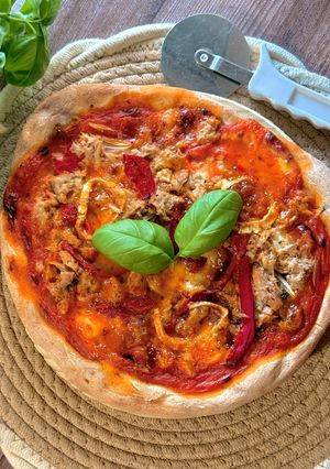 Una foto de Pizza casera de atún con pimientos del piquillo y queso de cabra