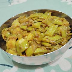 A picture of Kachi curry Gavar (cluster beans).