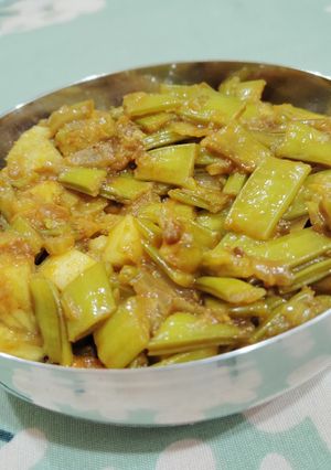 A picture of Kachi curry Gavar (cluster beans).
