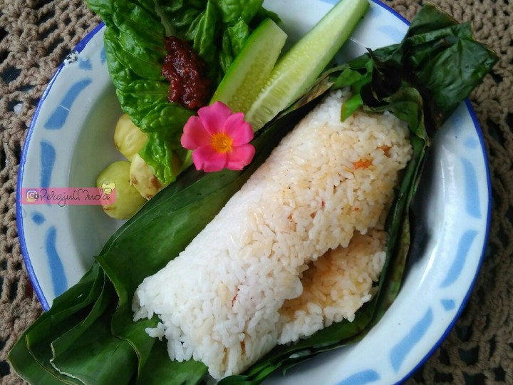 Bagaimana Membuat Resep Nasi Bakar Ayam Suwir Pedas Irit Anti Gagal