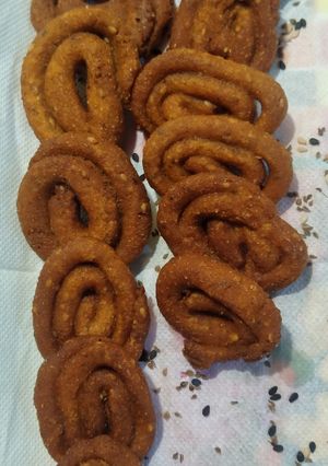 गहू ज्वारी पीठाच्या टोमॅटो चकल्या (tomato chakali recipe in marathi) रेसिपी चे मुख्य फोटो 