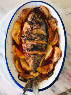 Foto de Dourada no forno, com limão, batatas, pimentos e cebola