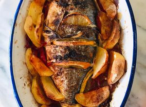 Foto de Dourada no forno, com limão, batatas, pimentos e cebola