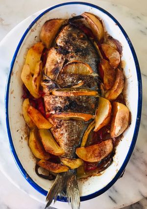 Foto de Dourada no forno, com limão, batatas, pimentos e cebola