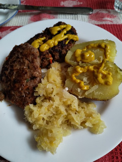 Una foto de Hamburguesas caseras con chucrut casero al puro estilo alemán