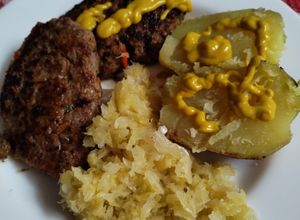 Una foto de Hamburguesas caseras con chucrut casero al puro estilo alemán