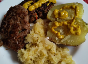 Una foto de Hamburguesas caseras con chucrut casero al puro estilo alemán