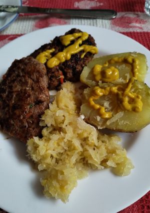 Una foto de Hamburguesas caseras con chucrut casero al puro estilo alemán