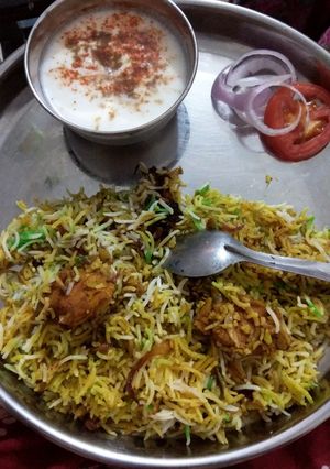 A picture of Chicken dum biryani.