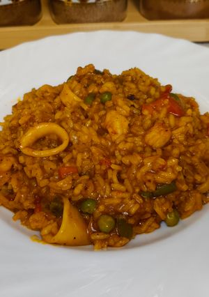 Una foto de Arroz con calamare y gambones