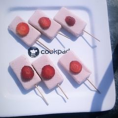 Strawberry Mini Popsicles 😍 A picture of Strawberry Mini Popsicles 😍.