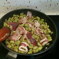 Una foto de Habas salteadas con calamares
