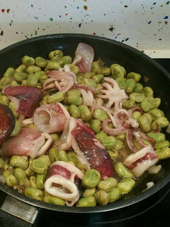Una foto de Habas salteadas con calamares