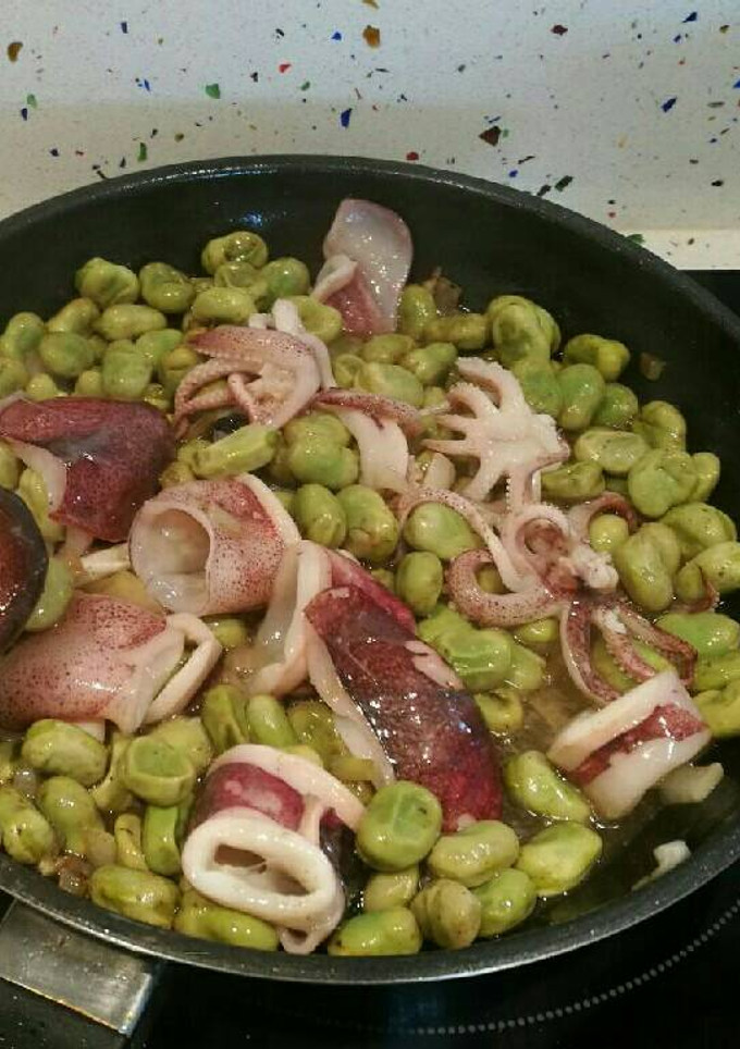 Una foto de Habas salteadas con calamares