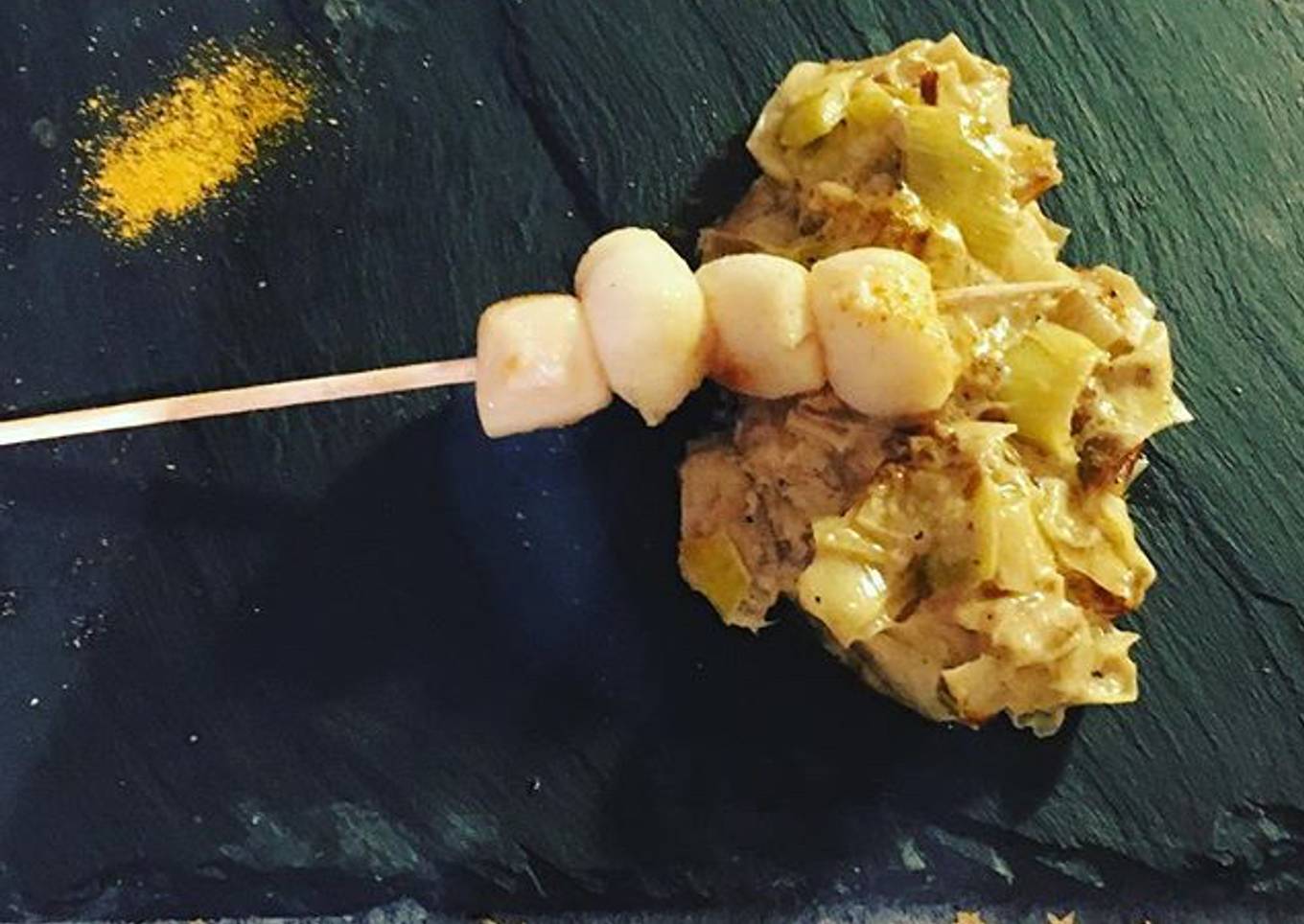 Brochette de Saint Jacques sur fondue de poireaux au curry