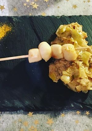 Une photo de Brochette de Saint Jacques sur fondue de poireaux au curry