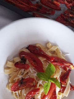 Foto di Tagliatelle con filetti di pomodoro San Marzano confits